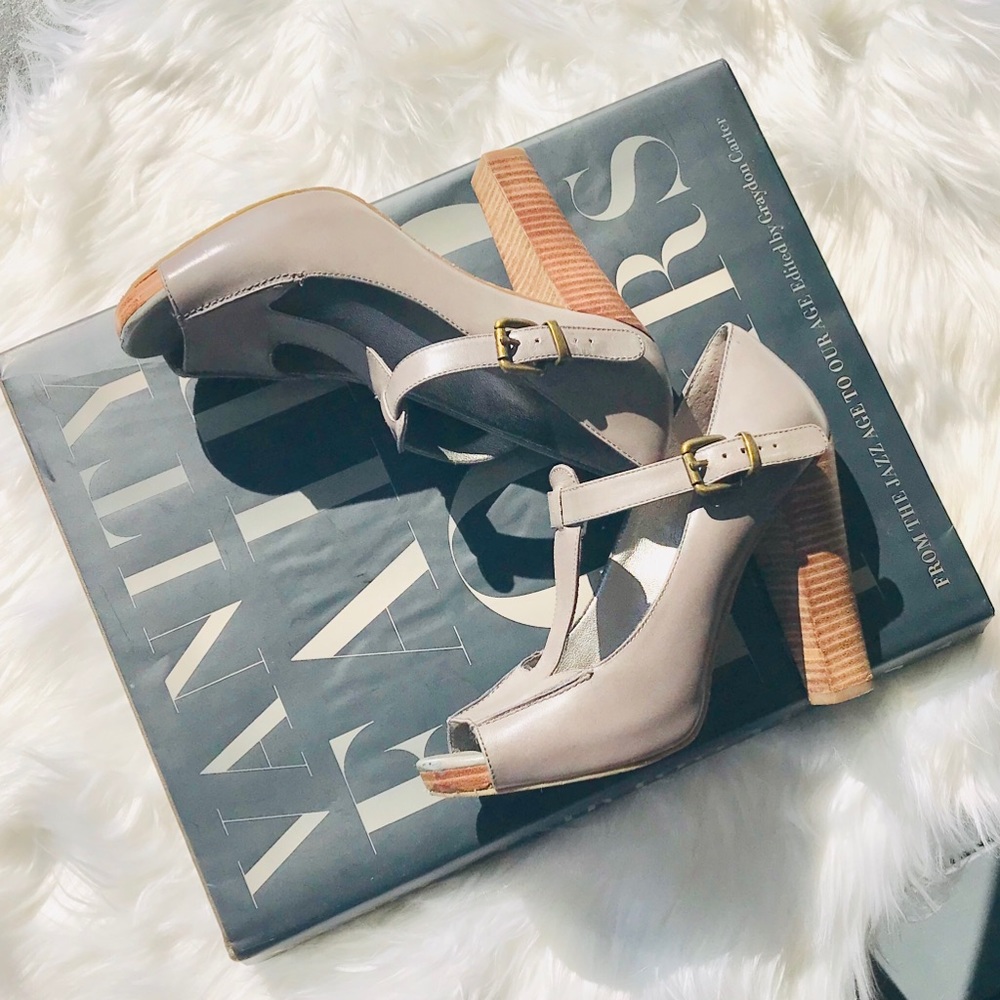 SZ 7 Leather Banana Republic Heels